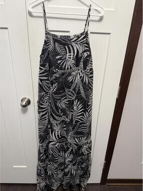 Banana Republic maxi dress in black and white floral sundress size medium